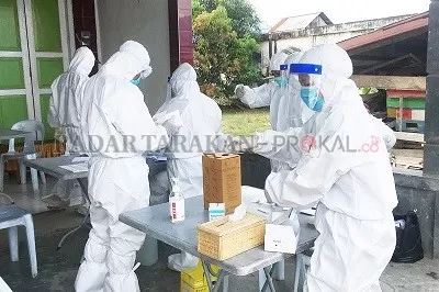 TANPA BIAYA: Petugas kesehatan di Malinau ketika menyediakan alat sebelum melakukan rapid test di Pasar Induk Malinau beberapa hari lalu./AGUSSALAM SANIP/RADAR TARAKAN