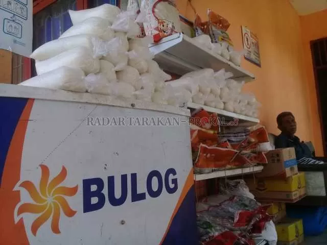 TEKAN HARGA: Bulog GDT gelar operasi pasar untuk menekan harga gula di pasaran.
 FOTO: PIJAI PASARIJA/RADAR KALTARA