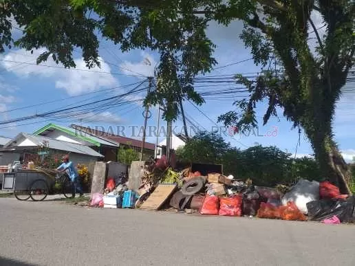 SAMPAH MENUMPUK: Hari ini petugas pengangkut sampah libur, sehingga terjadi penumpukkan sampah karena tidak diangkut. FOTO:RACHMAD RHOMADHANI/RADAR KALTARA
