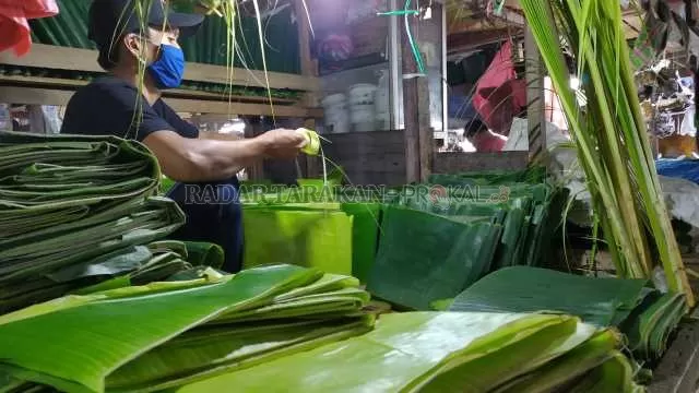 SEPI: Banyak penjual daun pisang mengeluhkan kurangnya pembeli suasana jelang Idulfitri pun dirasa berbeda dengan tahun sebelumnya. FOTO: AGUNG/RADAR TARAKAN