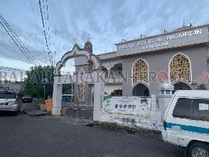 DITUTUP: Ibadah salat Id di tengah pandemi Covid-19 di Nunukan ditiadakan di Masjid Agung Al-Mujahidin. Pengurus masjid bahkan tegas menutup area masjid, Minggu (23/5) pagi. FOTO: RIKO ADITYA/RADAR NUNUKAN