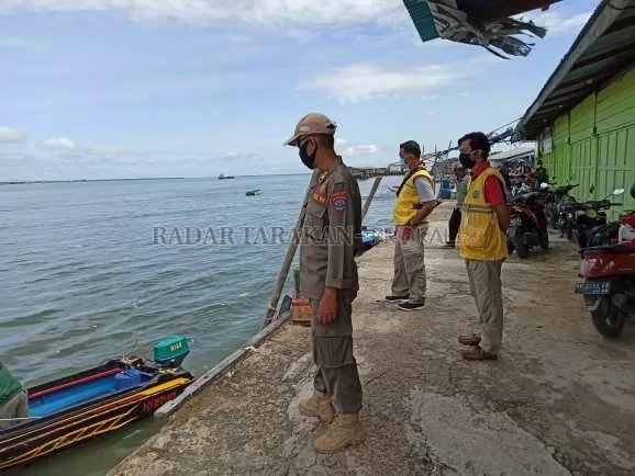 PERKETAT: Petugas gabungan melakukan pengawasan di salah satu pelabuhan rakyat yang ada di Bumi Paguntaka. FOTO: JANURIANSYAH/RADAR TARAKAN
