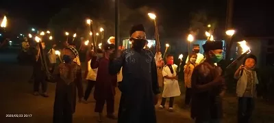 PAWAI OBOR: Malam takbiran Sabtu (23/5) lalu, warga Desa Binusan sempat melakukan kegiatan pawai obor sambut Idulfitri./DOKUMENTASI SELVA UNTUK RADAR TARAKAN
