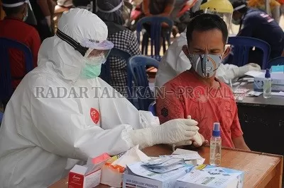 MENGUJI SECARA ACAK: Petugas kesehatan melakukan rapid test di Pasar Induk, Tanjung Selor untuk membuktikan penyebaran  transmisi lokal di Bulungan pekan lalu./PIJAI PASARIJA/RADAR TARAKAN