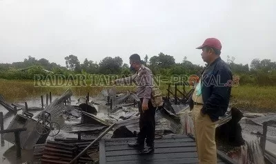 TERBAKAR: Personel Polres Bulungan melakukan pemeriksaan di lokasi kejadian yang menghanguskan Balai Desa Tanjung Buka, Tanjung Palas Tengah./POLRES BULUNGAN