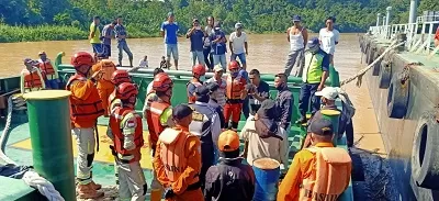 Pencarian: Tim SAR Nunukan bersama dengan instansi lainnya, melakukan pencarian salah seorang korban yang hilang dengan yang menggunakan sampan dan terbawa arus sungai pada saat melakukan penyeberangan./DOKUMENTASI BASARNAS NUNUKAN