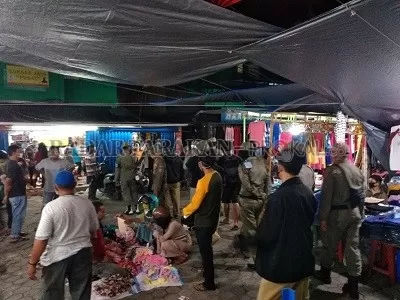 Penutupan: Petugas satpol PP dan BPBD Tarakan kembali melakukan penutupan kepada sejumlah penjual non sembako di beberapa pasar yang ada di Tarakan pada malam takbiran./Agung/radar Tarakan