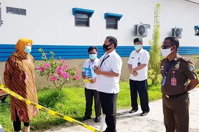 NEGATIF SWAB: Proses pemulangan atau pelepasan pasien OTG dari tempat isolasi Gedung Bandiklat Kabupaten Malinau, Rabu (27/5)./PROKOMPIM UNTUK RADAR TARAKAN