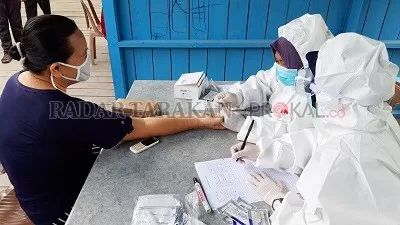 RAPID TEST: Salah seorang warga Malinau saat melakukan rapid test di Pasar Desa Malinau Kota, Kamis (28/5)./AGUSSALAM SANIP/RADAR TARAKAN
