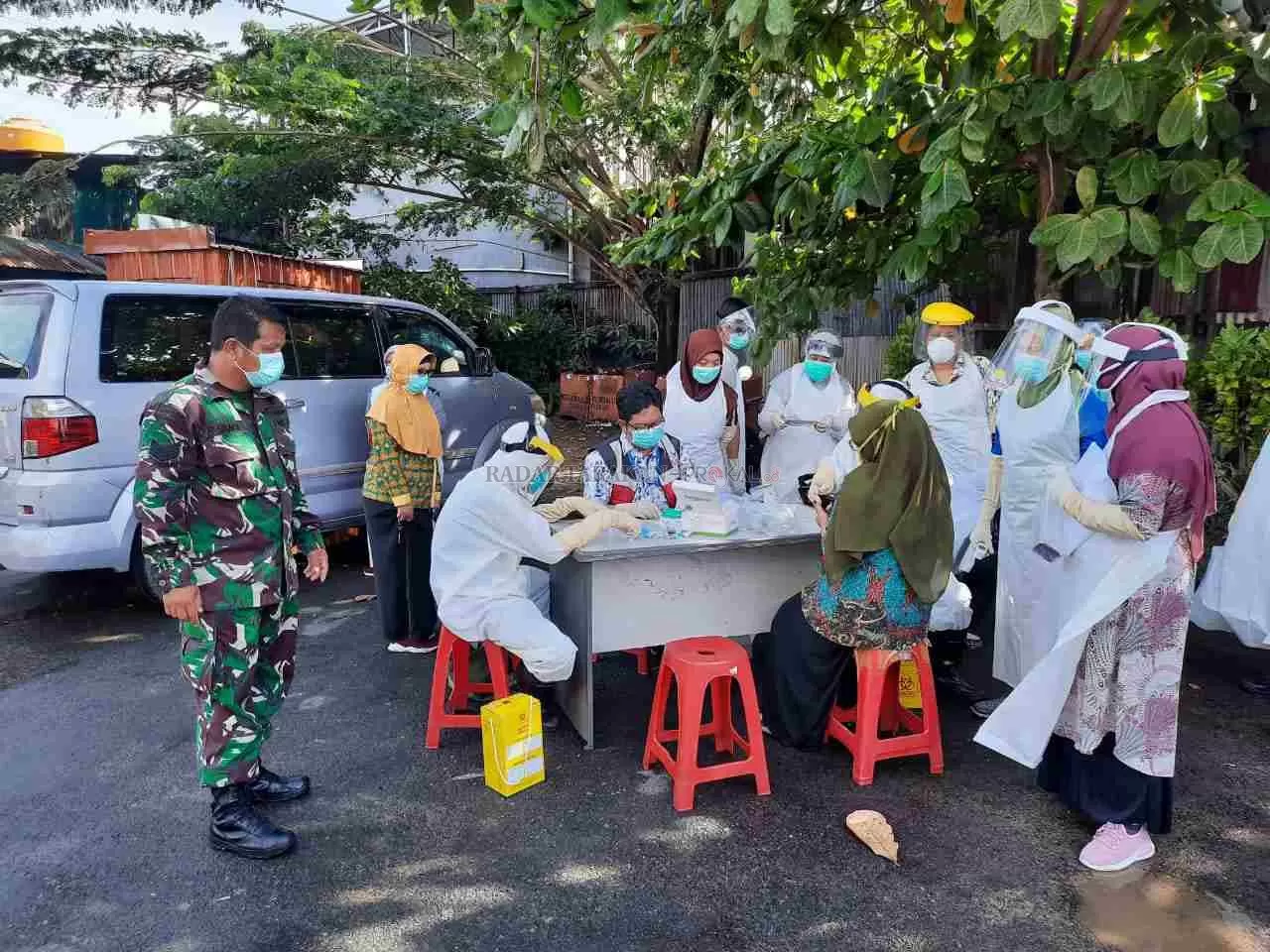 TES CEPAT: Foto sejumlah tenaga medis melakukan pemeriksaan pada sejumlah orang di Jalan Kusuma Bangsa, Kamis (27/5). FOTO: WHATSAPP