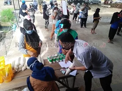 JAGA JARAK: Masyarakat mengantre untuk mendapatkan kebutuhan pangan dengan harga murah di Toko Tani Indonesia Center (TTIC), kemarin (2/6)./SOPIAN HADI/RADAR KALTARA