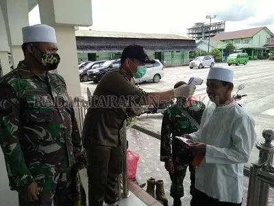 HARUS DISIPLIN: Petugas masih menemukan jemaah yang tidak menggunakan masker saat memasuki masjid untuk melaksanakan ibadah salat Jumat./SOPIAN HADI/RADAR KALTARA