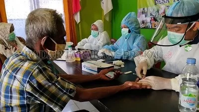 RAPID TEST: Salah satu lansia yang terlihat sedang dilakukan rapid test Covid-19 oleh petugas medis di Desa Tideng Pale, Kecamatan Sesayap, Senin (8/6)./RIKO/RADAR TARAKAN