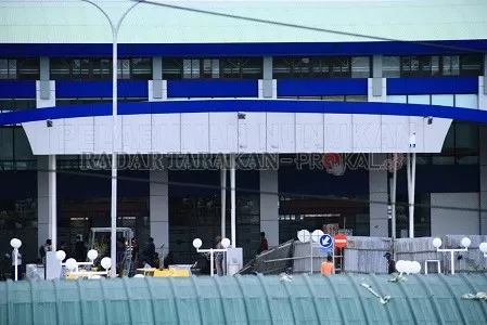 DIPROTES: Pelindo IV Cabang Nunukan  mencopot kembali nama pelabuhan yang bertuliskan “Pelabuhan Nunukan” yang ada di terminal pelabuhan untuk diganti dengan tulisan “Tunon Taka”./RIKO ADITYA/RADAR NUNUKAN