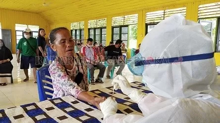 PENGAMBILAN SAMPEL: Warga Desa Kapuak saat melakukan rapid test dan hasilnya semua warga nonreaktif, Jumat (26/6)./RIKO/RADAR TARAKAN