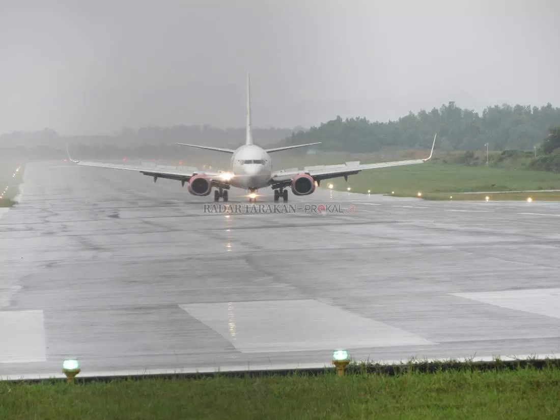 Pesawat mendarat di bandara Juwata Tarakan. Pelaku perjalanan diwajibkan untuk rapid test atau PCR swab.
