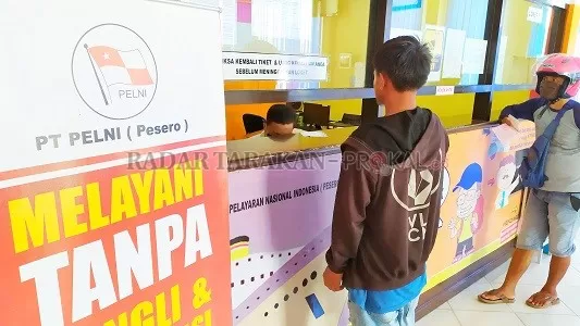 MULAI BEROPERASI: Loket penjualan tiket Pelni Cabang Tarakan sudah melayani calon penumpang, kemarin (29/6)./IFRANSYAH/RADAR TARAKAN