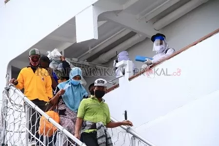 MODA UTAMA: Kemarin (30/6), kapal Pelni untuk pertama kalinya tiba dan mengangkut penumpang dari Kaltara setelah PSBB dilonggarkan di Tarakan./FOTO IFRANSYAH/RADAR TARAKAN