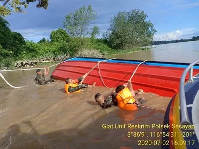 KECELAKAAN: Tim gabungan melakukan evakuasi speedboat Antasena di perairan Sungai Sesayap, Tana Tidung Kamis (2/7)./DOKUMENTASI POLSEK SESAYAP