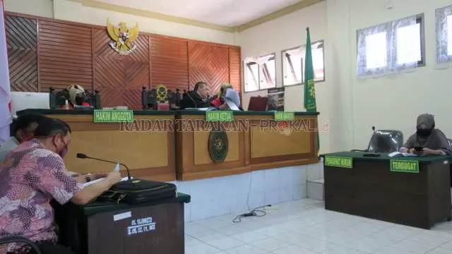 PERSIDANGAN: Majelis hakim Pengadilan Negeri Tarakan memenangkan gugatan kontraktor. FOTO: ELIAZAR/RADAR TARAKAN