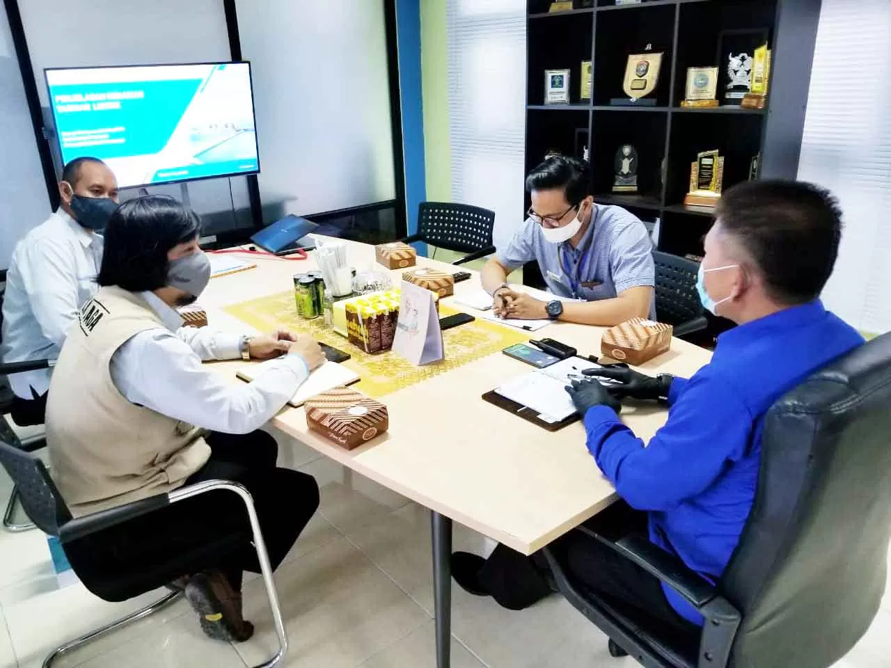 BAHAS LISTRIK: Audiensi PT PLN Persero Unit Pelaksana Pelayanan Pelanggan (UP3) dengan Ombudsman Republik Indonesia Perwakilan Kalimantan Utara terkait tarif dasar dan rekening listrik, Selasa (23/6) lalu. FOTO: IST