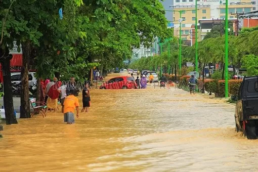 LANGGANAN BANJIR: Jl. Mulawarman, Tarakan belum dapat terbebas banjir ketika hujan mengguyur. Seperti yang terjadi kemarin (12/7), kawasan tersebut kembali banjir dan menghambat aktivitas warga./IFRANSYAH/RADAR TARAKAN
