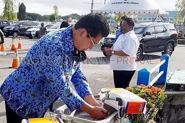 JADI PERILAKU: Bupati Malinau Dr. Yansen TP, M.Si saat mencuci tangan sebelum memasuki pintu gerbang kantor Bupati Malinau beberapa waktu lalu.DOK