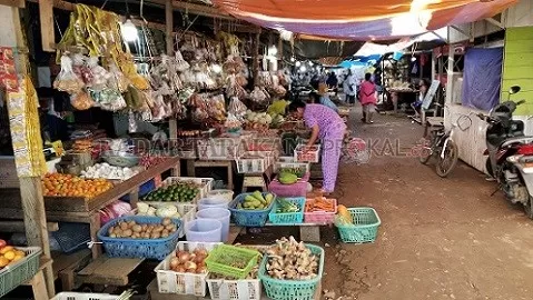 KEBUTUHAN POKOK: Warga tak sabar ingin berbelanja di pasar murah dalam memenuhi kebutuhan sembako jelang Idul Adha./RIKO/RADAR TARAKAN