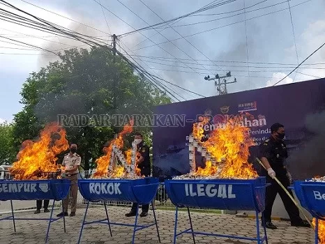 DIMUSNAHKAN: Sejumlah barang hasil tegahan Bea Cukai Nunukan dimusnahkan dengan cara dibakar, Selasa (21/7)./RIKO ADITYA/RADAR TARAKAN