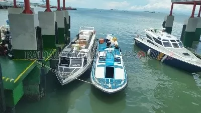 JAUH DARI NORMAL: Aktivitas penyeberangan di Pelabuhan Tengkayu I Tarakan, Kamis (30/7) siang. FOTO: IFRANSYAH/RADAR TARAKAN