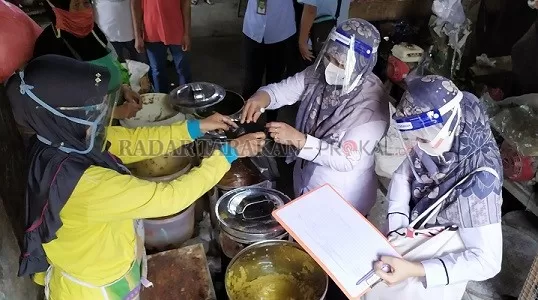 DIPERIKSA: BPOM Tarakan bekerja sama dengan Disdagkop-UMKM Tarakan melakukan pengambilan sampel bahan makanan olahan di Pasar Tenguyun Boom Panjang, Rabu (29/7)./IFRANSYAH/RADAR TARAKAN