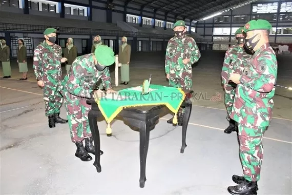SERTIJAB: Danrem 092/Maharajalila, Brigjen TNI Suratno saat memimpin serah terima jabatan Dandim 0910/Malinau di Makorem 092/Mrl, kemarin./KOREM 092/MAHARAJALILA