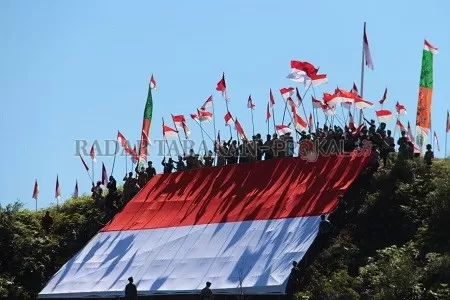 BENTANGKAN BENDERA: Muspika Krayan melakukan pembentangan bendera merah putih di Gunung Yuvai Semaring, Selasa (11/8)./CAMAT KRAYAN UNTUK RADAR TARAKAN