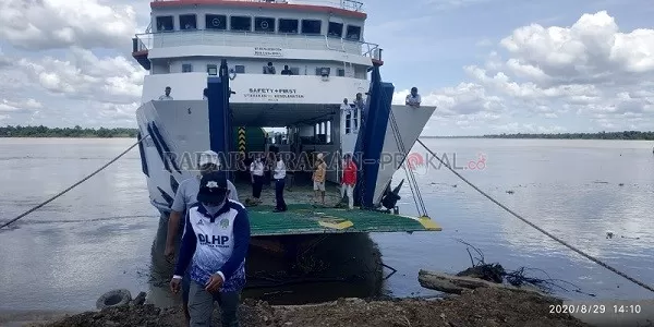 WAJIB RAPID TEST: Calon penumpang yang mau naik kapal feri KMP Manta II wajib menunjukkan rapid test kepada petugas./RIKO / RADAR TARAKAN