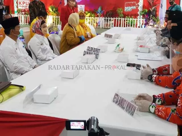 MENDAFTAR: Bapaslon bupati dan wakil bupati Nunukan Hj. Asmin Laufa Hafid dan H. Hanafiah saat mendaftar di KPU Nunukan, Minggu (6/9). FOTO: RIKO ADITIYA / RADAR TARAKAN