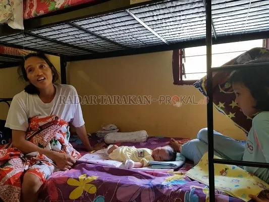 DI PENAMPUNGAN: Alma Punyenko, deportan asal Tana Toraja, Sulsel yang melahirkan pasca dideportasi ke Nunukan dari PTS di Malaysia, Kamis (3/9) lalu./RIKO ADITYA/RADAR NUNUKAN