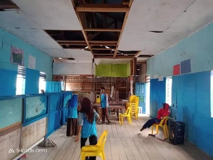 MEMPRIHATINKAN: SMP Budi Luhur di Sebakis, Desa Pembeliangan, Kecamatan Sebuku, terlihat memperihatinkan dengan plafon sekolah yang terlihat sudah bolong./YUDHA UNTUK RADAR TARAKAN