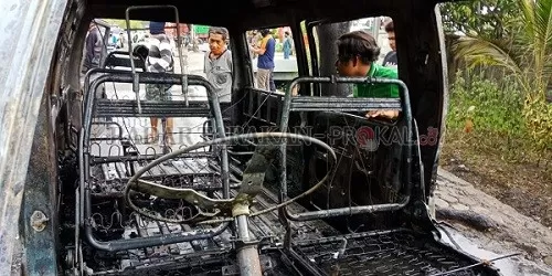 TERBAKAR: Penyidik Satreskrim Polres Bulungan masih mendalami penyebab roda empat yang terbakar di depan SPBU Jalan Sengkawit./RADAR KALTARA