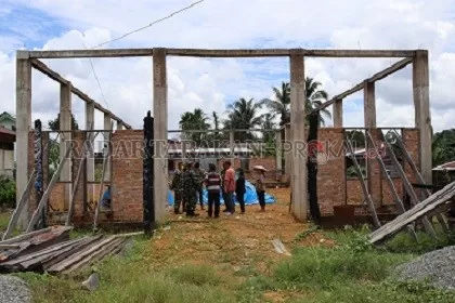 BAKTI TNI: Kodim 0910 Malinau membantu membangunkan gereja GKPI Desa Long Loreh yang terkena musibah kebakaran beberapa waktu lalu.