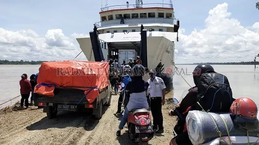 MULAI RAMAI: Kendaraan antre masuk ke Kapal Feri KM Manta II  yang akan menuju Tarakan dari KTT./RIKO/RADAR TARAKAN
