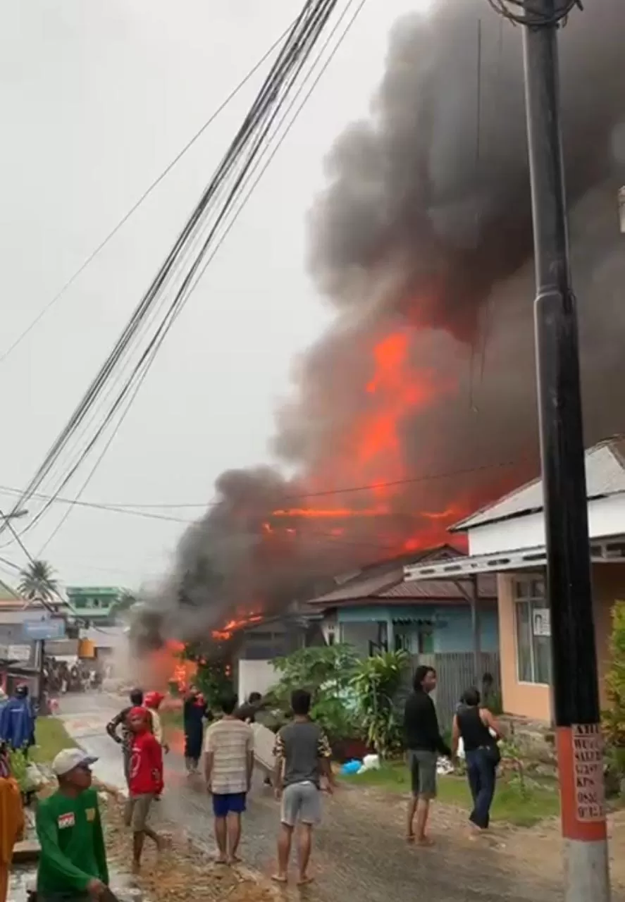 BERKOBAR: Api yang melahap salah satu  bangunan warga di Kelurahan Selumit, Senin (28/9) pagi tadi.