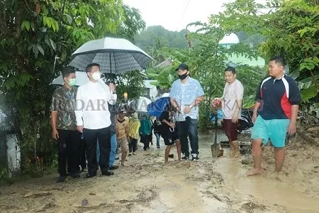 BERSIMPATI: Dr. H. Irianto Lambrie saat mengunjungi korban bencana tanah longsor di sejumlah lokasi di Tarakan, kemarin (28/9)./DOKUMENTASI TIM IRAW
