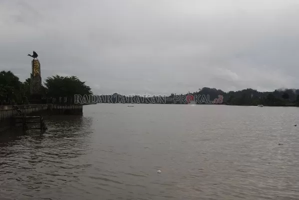 WASPADA BANJIR: Debit air Sungai Kayan meluap di level 3 meter dan masih dalam kategori normal./PIJAI PASARIJA/RADAR KALTARA