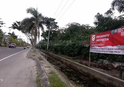 KAMPANYE: Hutan kota merupakan salah satu titik lokasi pemasangan APK yang ditetapkan di Tanjung Selor./IWAN KURNIAWAN/RADAR KALTARA