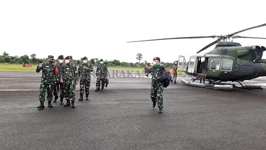 PENGAMANAN PERBATASAN: Rombongan Tim Audit Itjen TNI saat tiba di Bandara Kolonel RA Bessing Malinau, Senin (5/10)./AGUSSALAM SANIP/RADAR TARAKAN