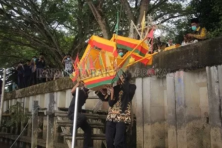 UPACARA ADAT: Perahu biduk bebandung diturunkan di Sungai Kayan, Tanjung Selor yang menandai HUT ke-230 Kota Tanjung Selor dan ke-60 Kabupaten Bulungan./PIJAI PASARIJA/RADAR KALTARA