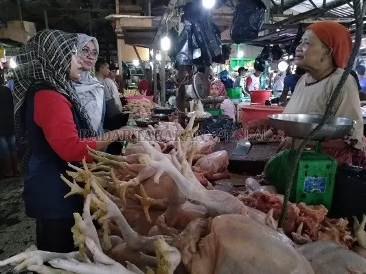 Pedagang ayam di salah satu pasar di Tarakan. AGUNG/RADAR TARAKAN