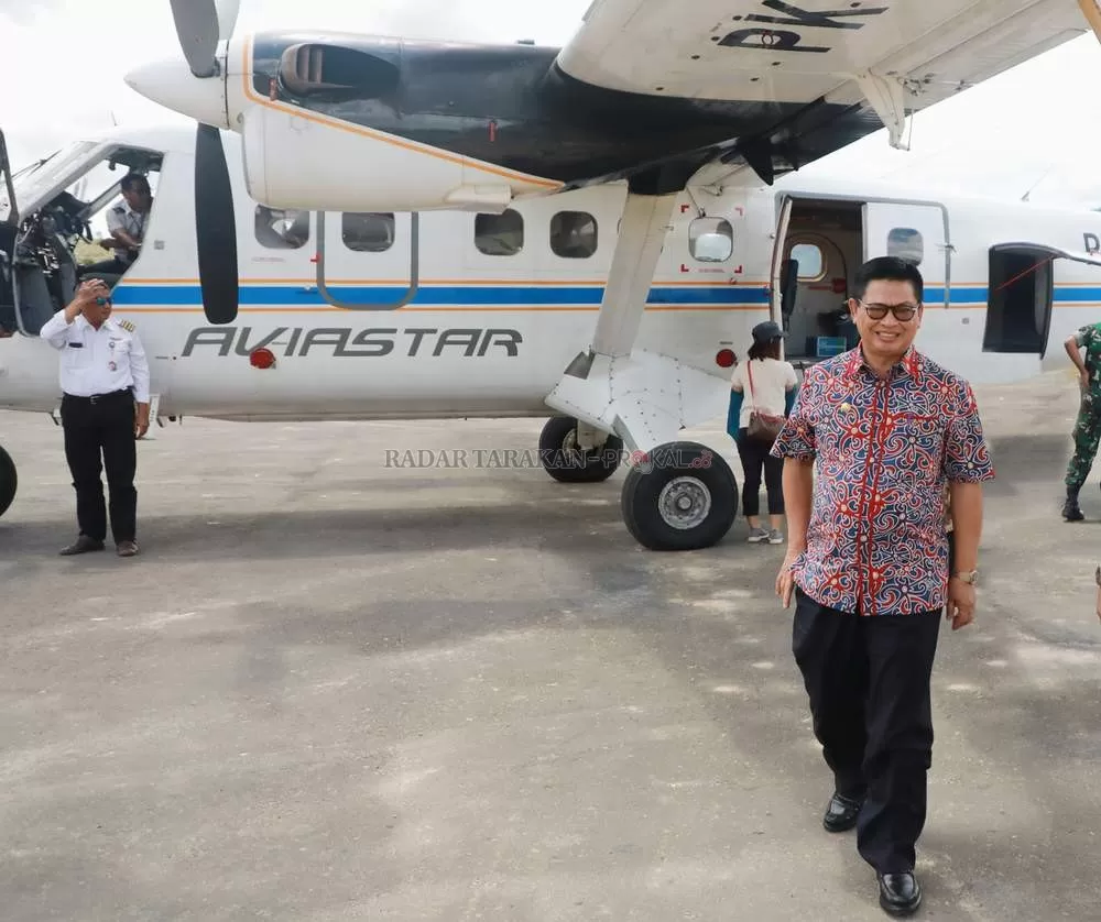 Gubernur Kaltara Irianto Lambrie dengan latar pesawat yang membawa penumpang dan barang ke pedalaman Kaltara.