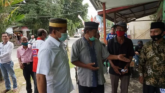 AKRAB: Calon Gubernur Provinsi Kalimantan Utara nomor urut 3, Drs. H. Zainal Arifin Paliwang SH M.Hum saat berdialog dengan warga.
