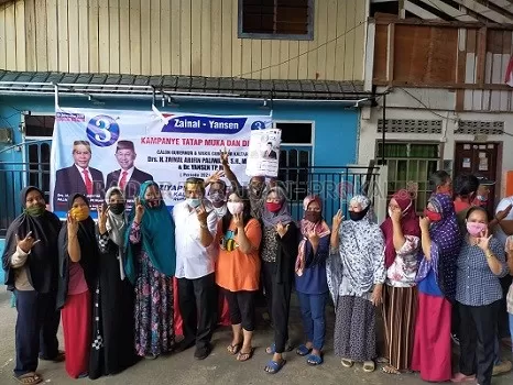 ZIYAP MENANG: Usai berdialog dengan warga, calon gubernur Kalimantan Utara nomor urut 3, Drs. H. Zainal Arifin Paliwang SH.M.Hum melakukan foto bersama.